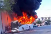 Incendio Consume Autobús de Personal en Apodaca, Nuevo León