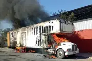 Incendio Consume Camión de Mudanzas en Monterrey, Causa Evacuaciones
