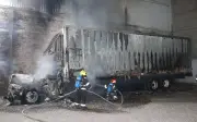 Incendio consume camión en colonia El Vigía de Zapopan; Bomberos controlan emergencia