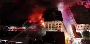 Incendio de 800°C provoca colapso de edificio comercial en Guayaquil, Ecuador