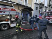 Incendio devasta histórico Teatro Sannazaro en Nápoles; 22 viviendas afectadas