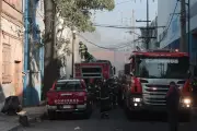 Incendio en mueblería de Cuauhtémoc provoca desalojo de 60 personas