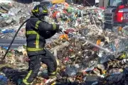 Incendio en recicladora de basura moviliza a bomberos en la Ciudad de México