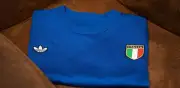 Italia revive su camiseta de 1970 mientras lucha por regresar a un Mundial tras larga ausencia