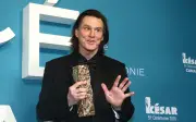 Jim Carrey recibe César de honor en París en emotiva ceremonia llena de humor