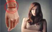 La Pulsera Roja: ¿Amuleto de Protección o Símbolo de Moda? Descubre su Significado