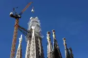 La Sagrada Familia de Barcelona culmina su emblemática torre central tras 142 años