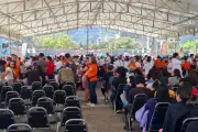 Llenan la Macroplaza de Monterrey para vacunación masiva contra el sarampión