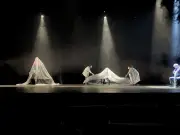 Mausoleo: La obra teatral que desafía la narrativa tradicional con su atmósfera ominosa