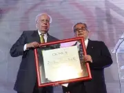 Miguel León-Portilla recibe Premio Crónica y aboga por educación y lenguas indígenas