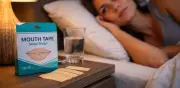 Mouth Taping: La peligrosa moda viral de sellar la boca al dormir