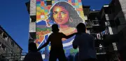 Mural de La Gioconda con 100 mil tapas plásticas renace en El Salvador