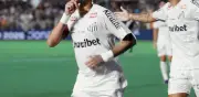 Neymar brilla con doblete en Santos y celebra al estilo Vinicius Jr.