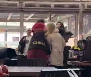 Novia sorprende a deportista chino con su amante y desata trifulca en restaurante