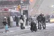 Nueva tormenta invernal paraliza a Nueva York con intensas nevadas