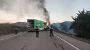 Nuevo bloqueo con tráiler incendiado en carretera Mazatlán-Tepic en Sinaloa