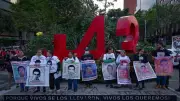 Padres de los 43 de Ayotzinapa lideran marcha en CDMX este 26 de febrero