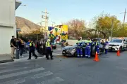 Pareja Resulta Lesionada Tras Volcadura en Accidente Vial en Monterrey