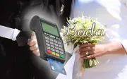 Pareja se vuelve viral por usar terminal bancaria para cobrar regalos en su boda