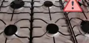 Peligro en la Cocina: Por Qué Forrar la Estufa con Aluminio es una Mala Idea