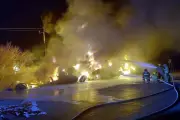 Pipa con combustible se incendia tras volcar en carretera, provoca caos vial