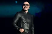 Pitbull intenta romper récord Guinness con el mayor número de personas calvas en un show