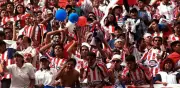 Policía capitalina asegura cuchillo y cohetes a porra de Chivas antes de partido