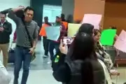Protesta en Chihuahua recibe a Marx Arriaga por polémica educativa