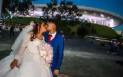 Recién casados celebran su boda en el Estadio Akron durante el Clásico Nacional