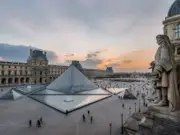 Redada en el Louvre desmantela red de fraude masivo con entradas falsas y guías turísticas