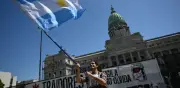 Reforma laboral de Milei avanza en Senado argentino entre protestas y cierre masivo de empresas