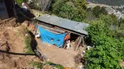 Rescatan a 8 niños en Chiapas viviendo en casa de cartón; gobierno construirá vivienda digna