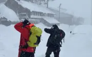 Rescate en Sierra Nevada: Buscan a 9 esquiadores tras avalancha en California