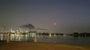 Restos de dron causan incendio en hotel Burj Al Arab de Dubái; incidente en aeropuerto de Abu Dabi deja un muerto