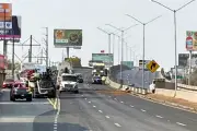 Retiran camión volcado que bloqueaba la Carretera Nacional tras operativo de emergencia