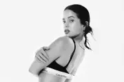 Rosalía sorprende con campaña matutina para Calvin Klein