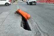 Socavón en Monterrey por Drenaje Pluvial Dañado: Riesgo para Vecinos