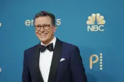 Stephen Colbert celebra el arresto de Andrew por su vínculo con el caso Epstein