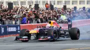 Susto para Yuki Tsunoda: Su Red Bull se incendia en exhibición en San Francisco