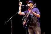 Tom Morello despliega su guitarra en protesta contra ICE en la frontera