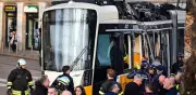Tranvía se descarrila en centro de Milán: 2 muertos y 39 heridos en accidente captado en video