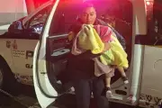 Trasladan a niño mordido por pitbull a hospital por policías en emergencia