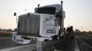 Tráiler vuelca en Circuito Exterior Mexiquense de Ixtapaluca, genera caos vial severo