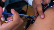 Vacunación contra sarampión en CDMX: retrasos y escasez de dosis en jornada inicial