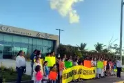 Vecinos de Dos Bocas protestan por afectaciones a escuelas por obra de refinería