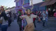 Violencia ensombrece el Carnaval de Tlaxcala 2026 con pelea en pleno desfile
