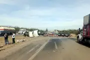 Volcadura en Carretera Nacional causa caos vial por más de tres horas