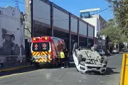 Vuelco de camioneta tras choque en centro de Monterrey deja dos lesionados