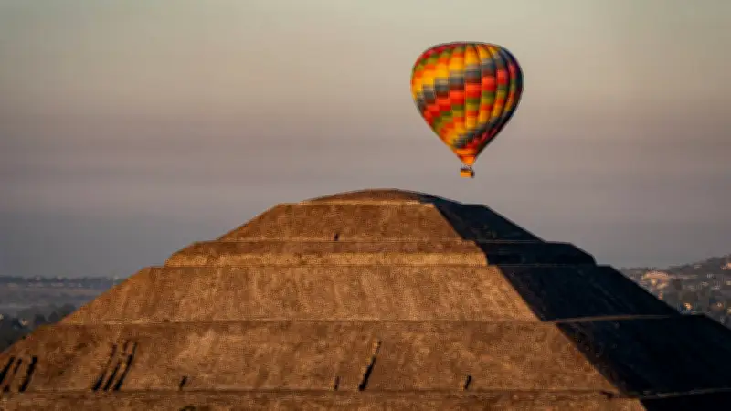 Accidente de globo aerostático en Teotihuacán deja matrimonio inglés herido