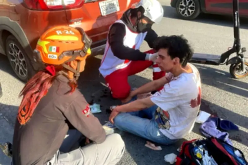 Accidente en Monterrey: Scooter Impacta Contra Vehículo Detenido en Avenida